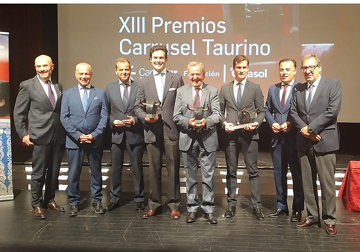 De izquierda a derecha Francisco Casado, Juan Ramón Romero, Juande Mellado, Jaime Mora-Figueroa, El Niño de la Capea, Daniel Luque, David Gil y Antonio Pulido conforman la foto de familia de la gala de los XIII Premios Carrusel Taurino de Canal Sur Radio