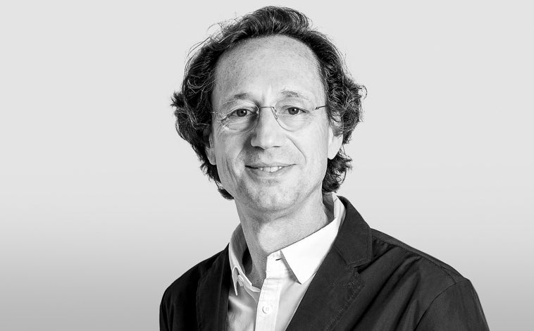 Imagen principal - Arriba, el arquitecto Fermín Vázquez; abajo a la izquierda, la Estación La Sagrera en Barcelona; abajo a la derecha, la Estación de Gijón, en colaboración con Esteyco y Geocontrol