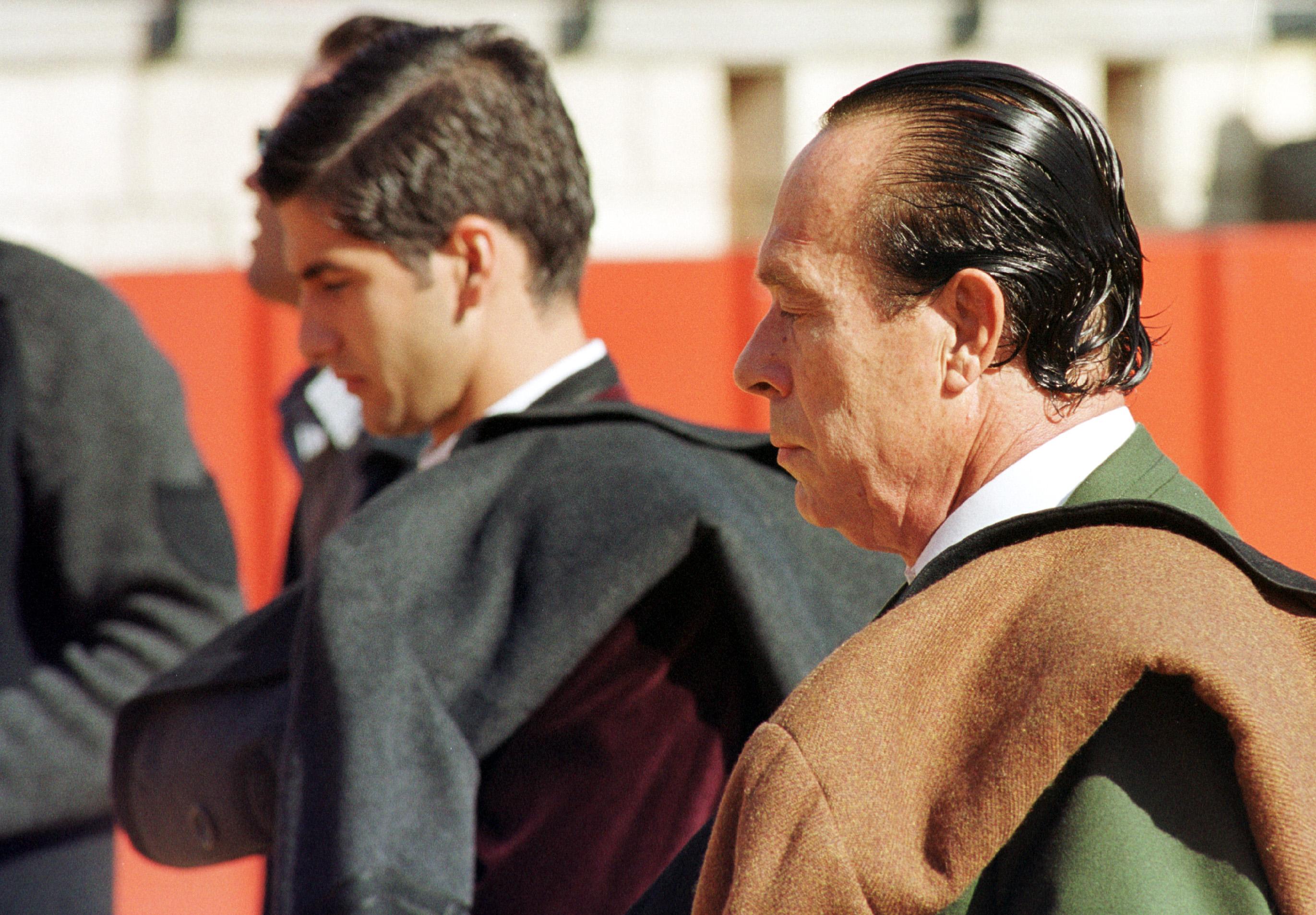 Curro Romero, con gesto serio, y Morante de la Puebla