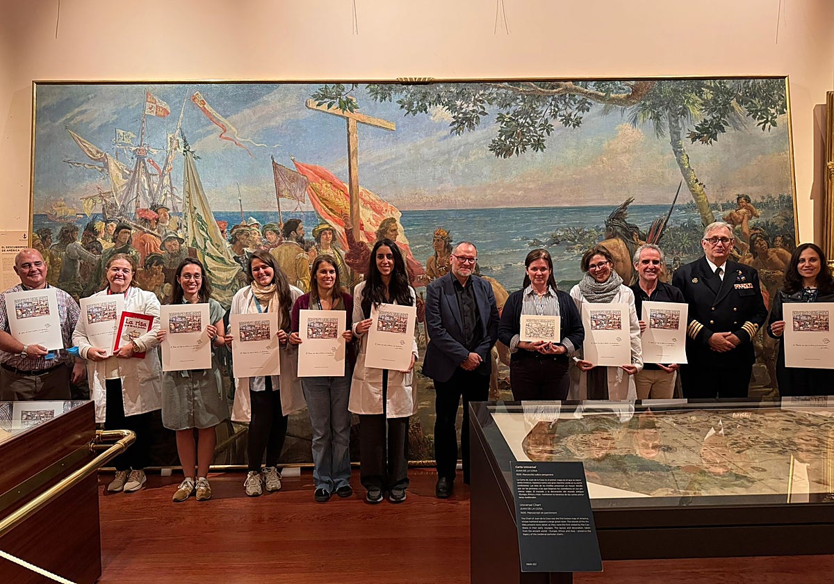 Nieto, junto a la plana mayor del Museo Naval