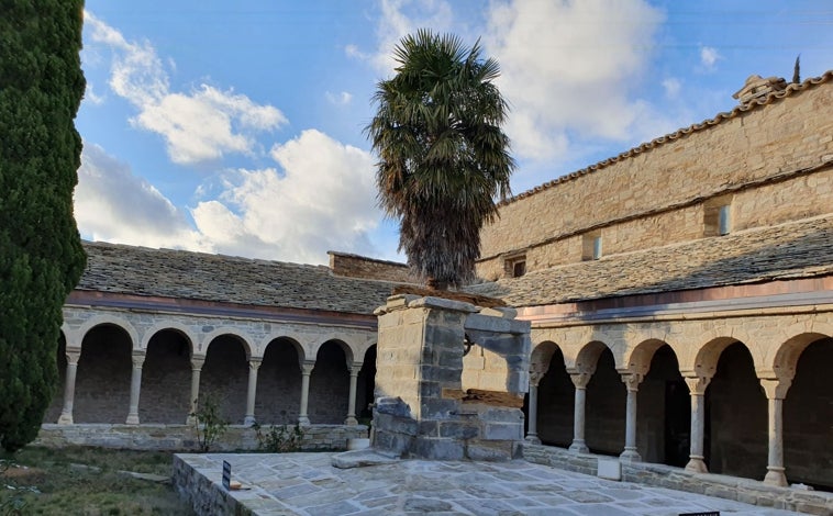 Imagen principal - Vista general del claustro. Silla y báculo de San Román en el catálogo de la Exposición Internacional de Barcelona de 1929