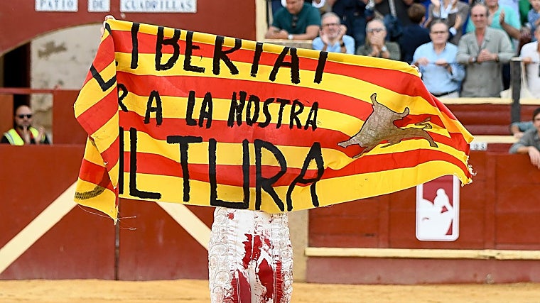 Vilau, con la bandera que lleva inscrito: 'Llibertat per a la nostra cultura'
