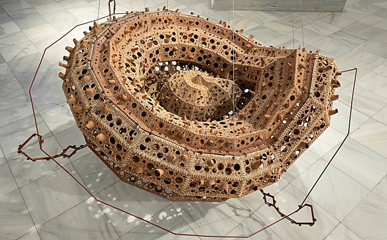 Imagen principal - De arriba abajo, en las imágenes, ‘OVNI. Autorretrato no identificado’ (2002-2025), de Elena Vicente, 'Lifejacket 8' (2023), de Javier Map; y 'Venero', de Álvaro Albaladejo