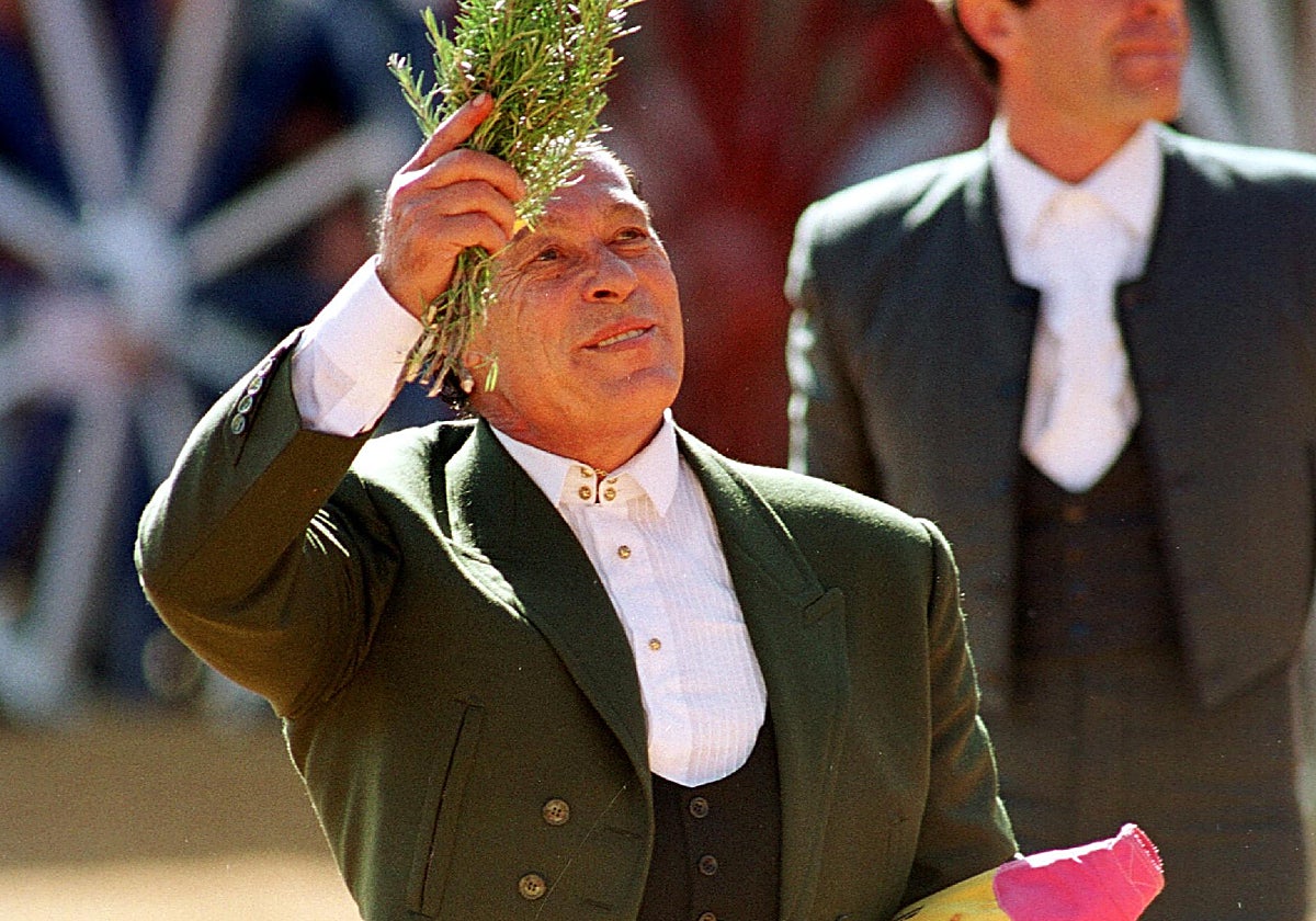 Curro, feliz, con su matita de romero en la plaza de toros de La Algaba, donde toreó por última vez y por una causa tan bella y noble como los niños con cáncer