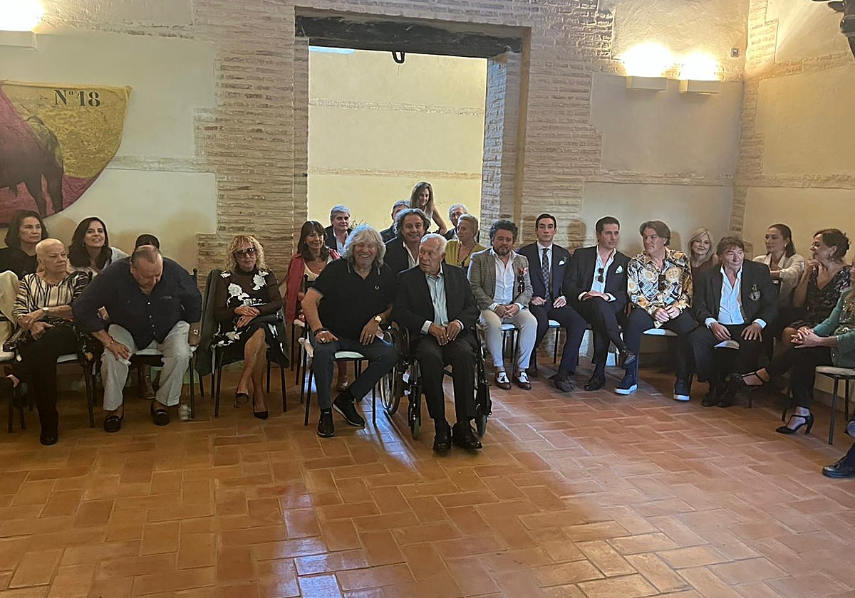 Curro Romero, rodeado por sus amigos flamencos y toreros en la fiesta celebrada en su honor