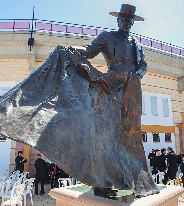 Monumento a Curro Romero en La Algaba, con el capote abierto