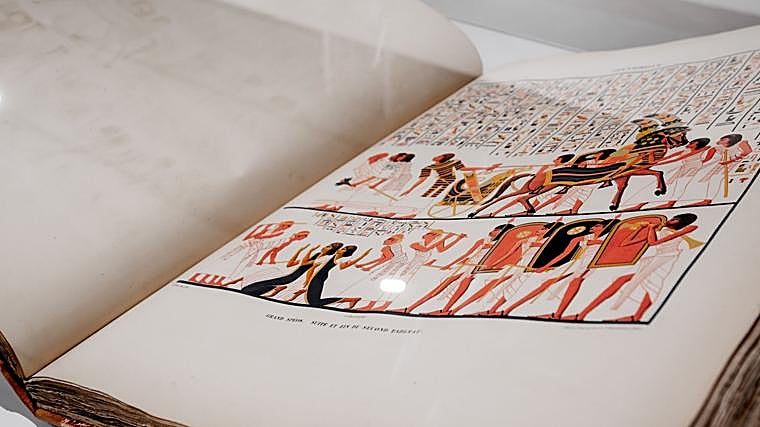 Ejemplar con ilustraciones de jeroglíficos