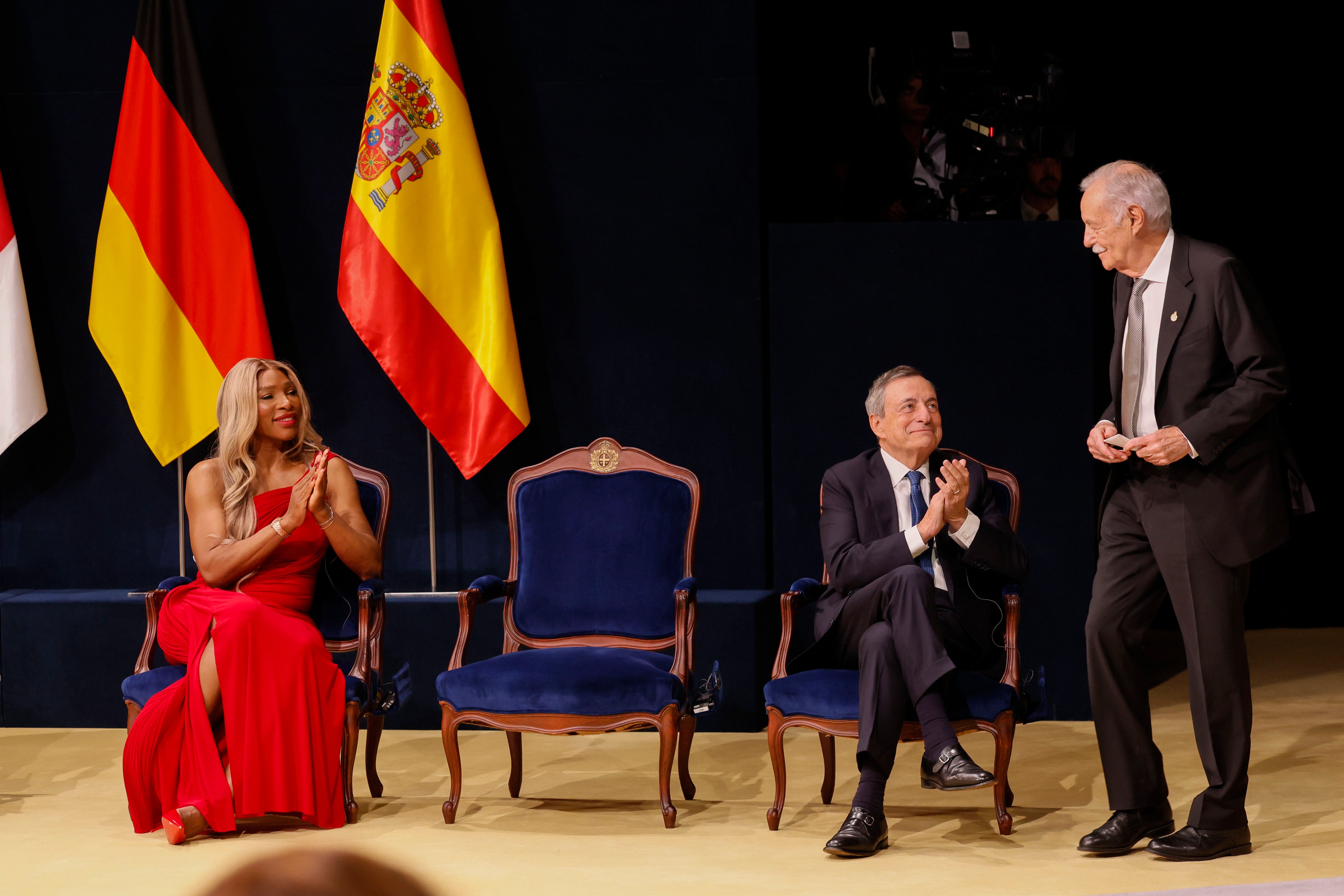 El escritor Eduardo Mendoza, Premio Princesa de Asturias de las Letras, la tenista estadounidense Serena Williams, Premio Princesa de Asturias de los Deportes, y el economista y político Mario Draghi, durante la ceremonia de entrega de los Premios Princesa de Asturias.
