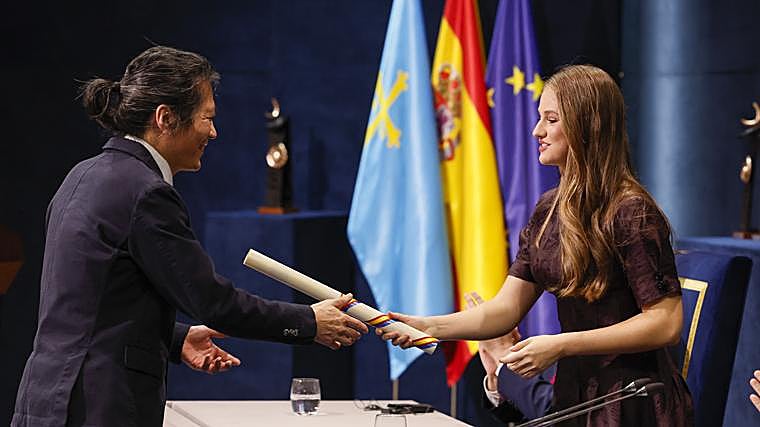 La princesa Leonor entrega al filósofo alemán de orígen surcoreano Byung-Hul Han, el premio Princesa de Asturias de Comunicación y Humanidades 2025.