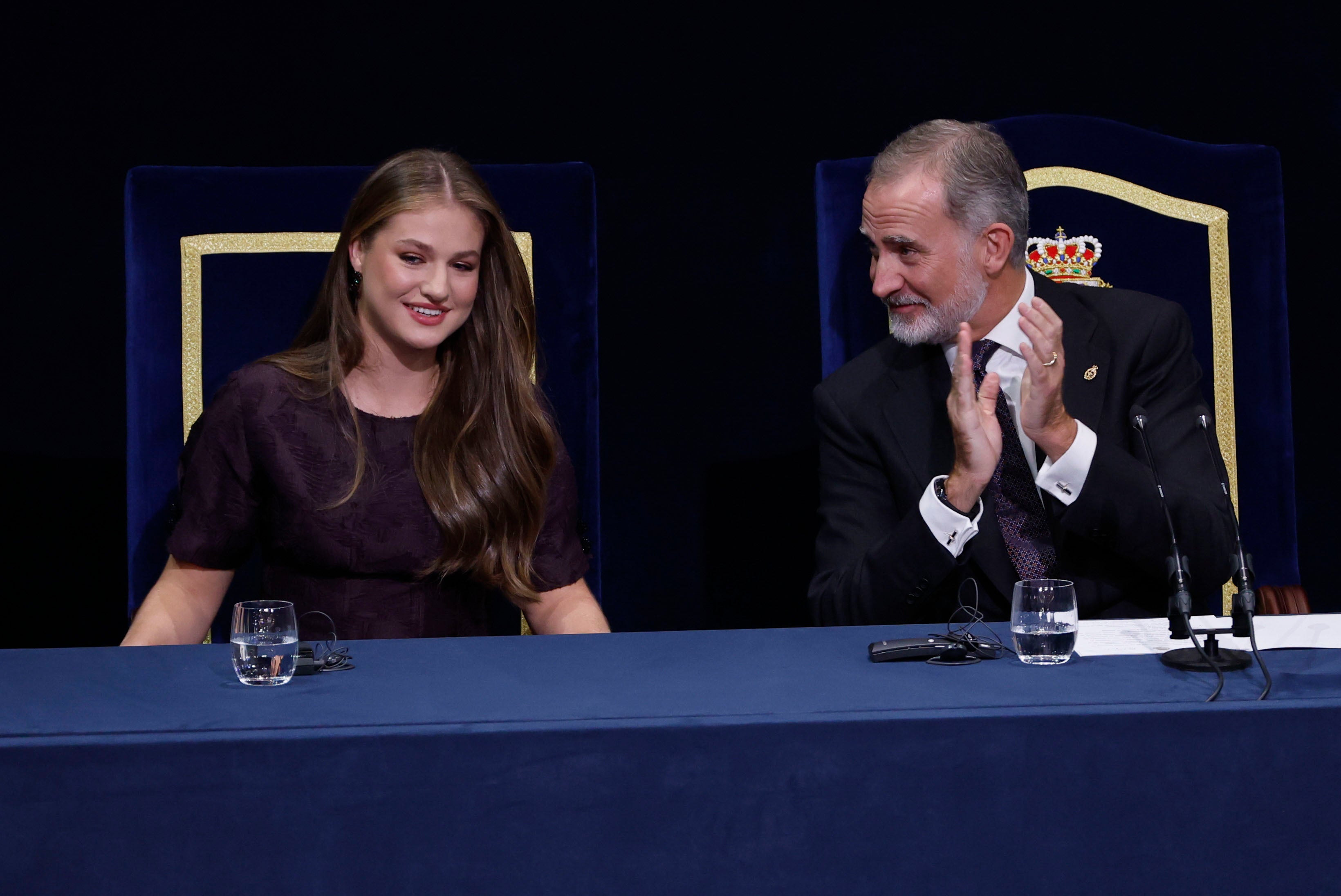 Felipe VI mira a Doña Leonor.