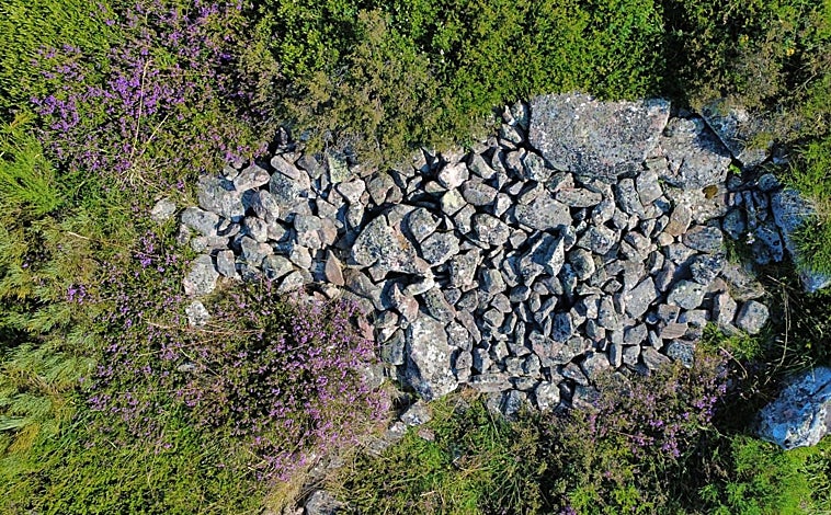 Imagen principal - Algunas de las estructuras descubiertas en la montaña palentina