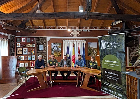 Imagen secundaria 1 - Presentación de los hallazgos en Brañosera. Arriba, Entique Gonzalez Plaza, de Bosques y Movilidad; Anne Pernia Iglesias, becaria del IMBEAC; Jesus Mediavilla Rodríguez, alcalde de Brañosera; Jesús F. Torres Martinez, del IMBEAC y Victor Gonzalez Bascones, técnico de la Fundación Natural de la Junta de Castilla y León