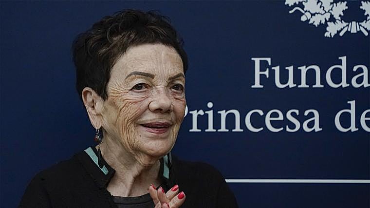 Llegada de la fotógrafa mexicana Graciela Iturbide a Oviedo