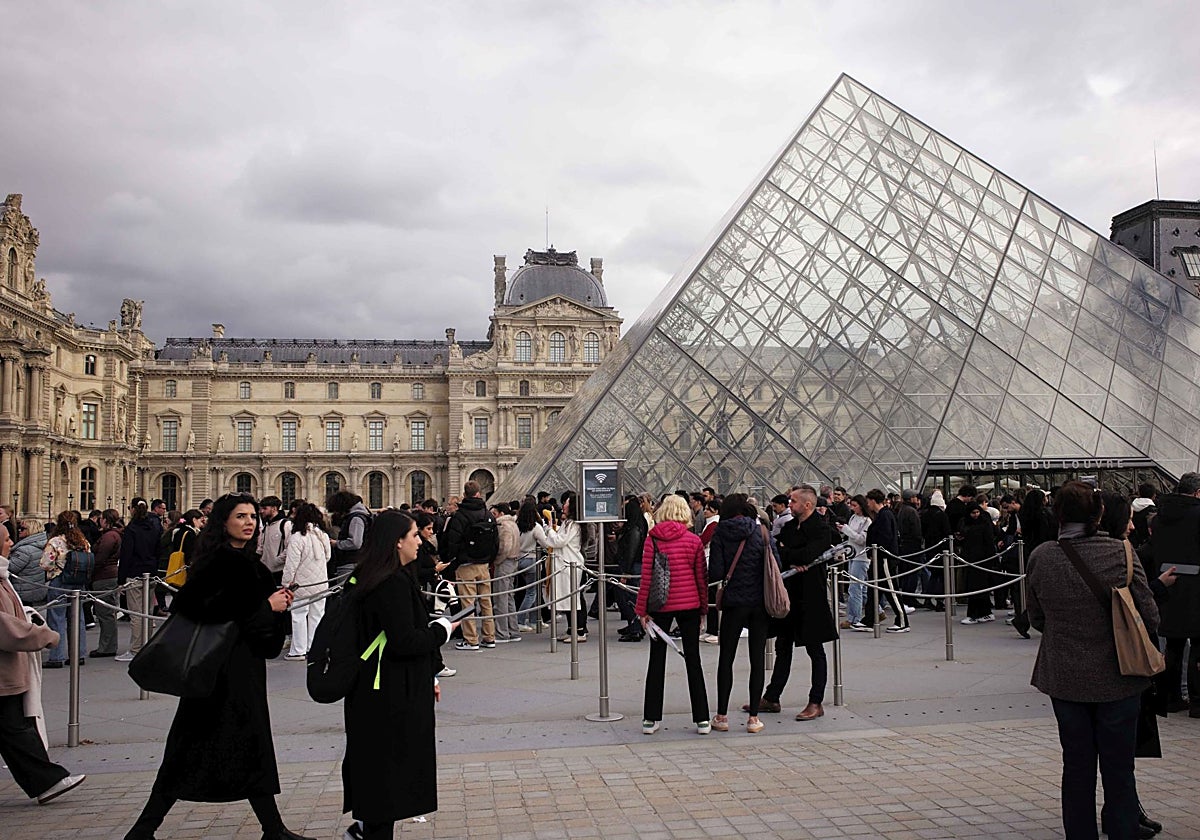 Entrada del Museo del Louvre
