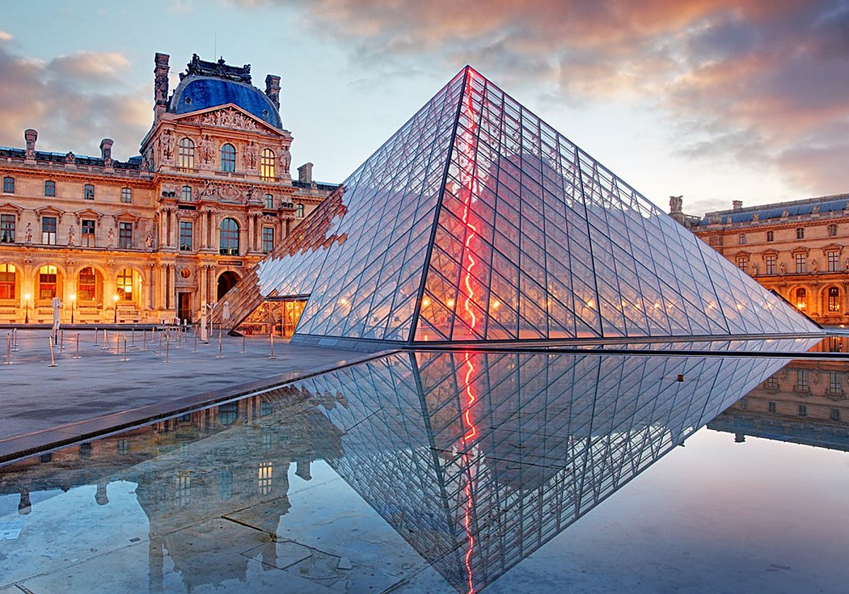 La pirámide del Louvre