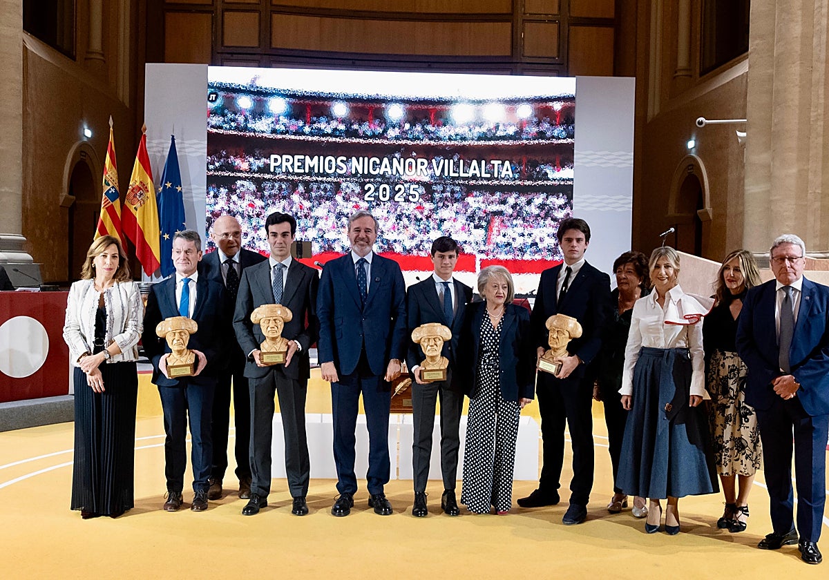 El presidente de Aragón con los premiados y miembros del jurado