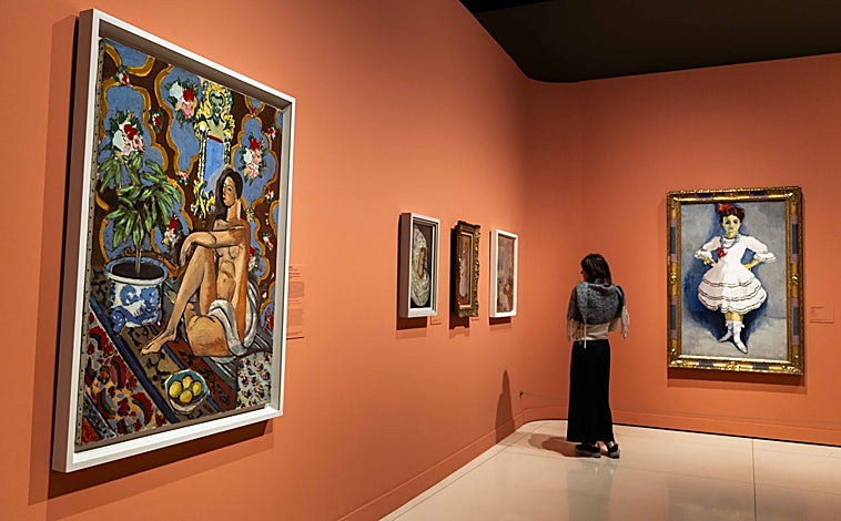 Imagen principal - Arriba, varias de las obras presentes a la exposición (en primer plano, 'Figura decorativa sobre fondo ornamental', de Matisse). Sobre estas líneas, a la izquierda, 'Lujo, calma y voluptuosidad', de Matisse, otoño-invierno de 1904. Centro Pompidou, París. A la derecha, 'Puerta-ventana en Colliure', 1914, de Matisse. Centro Pompidou, París