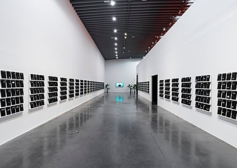 Imagen secundaria 1 - En las imágenes, de arriba abajo, 'Ghost Series'; y montaje en el EACC de 'Digest'