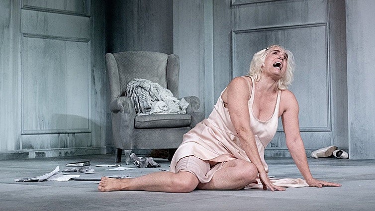 'La mujer rota', una mujer hecha trizas