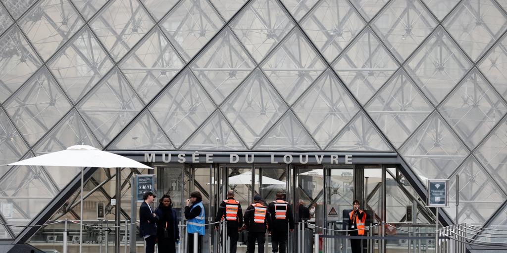 フランス警察、ルーブル美術館強盗容疑でさらに5人を逮捕