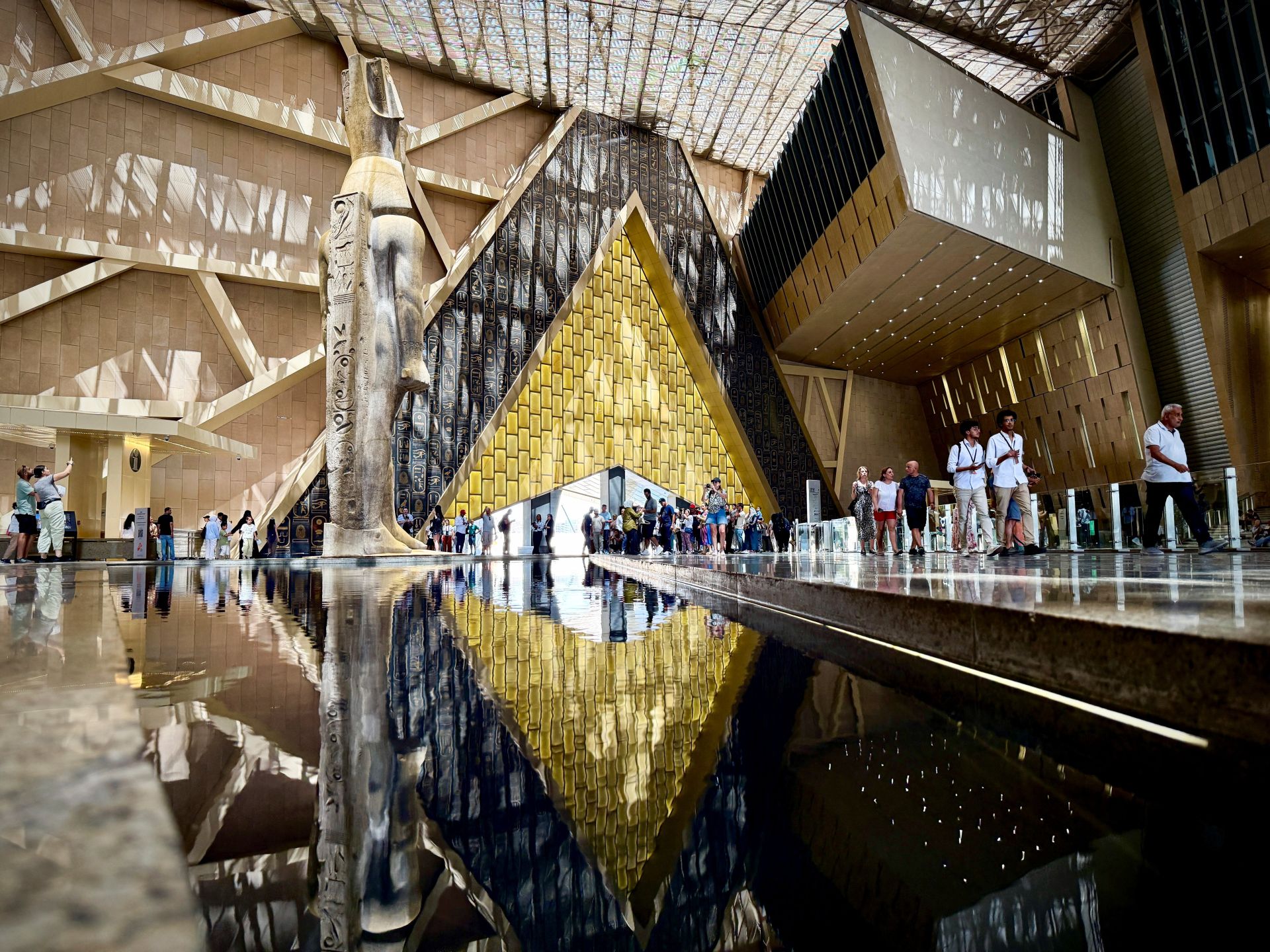 El espectacular edificio, obra de la arquitecta irlandesa Róisín Henegan,  cuenta con una superficie de exposición  de 85.000 metros cuadrados para albergar más de 100.000 piezas de arte egipcio que recorren más de 5.000 años de civilización. De ellas, 25.000 no habían sido antes expuestas. Todo en el GEM es de dimensiones gigantescas.