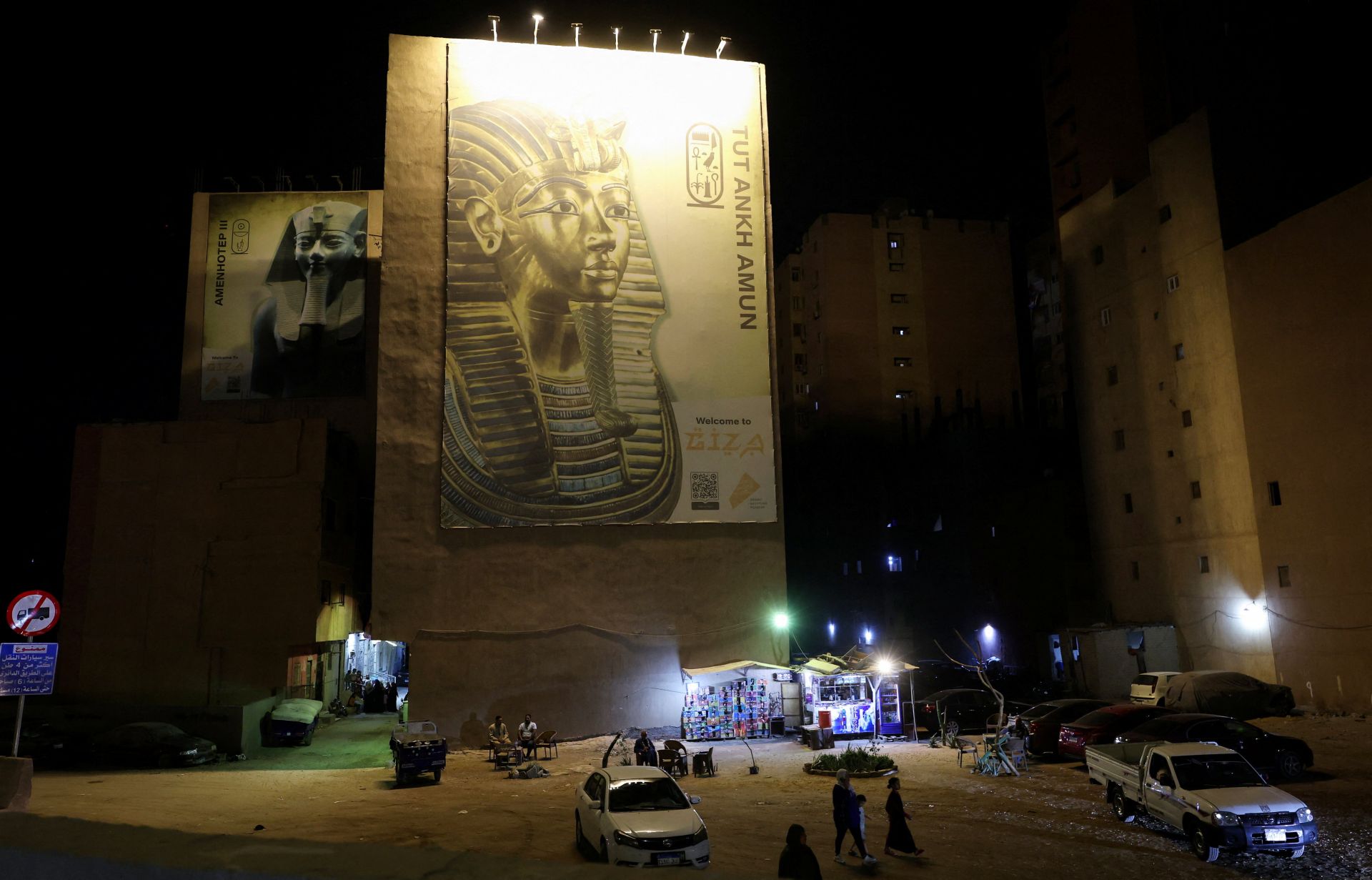 Grandes pancartas anuncian en la carretera que conduce a las pirámides de Giza las maravillas del Gran Museo Egipcio que está a punto de inaugurarse por fin. "Abrirá al completo, seguro, en 2025», señaló a ABC el ministro de Turismo y Antigüedades Sherif Fathy, durante su visita a Fitur el pasado febrero, y aunque la guerra en Gaza hizo peligrar su esperada apertura, sus palabras van a materializarse este sábado 1 de noviembre con fastuosos actos que se prolongarán hasta el lunes. La expectación desatada tras tantas demoras es máxima. 