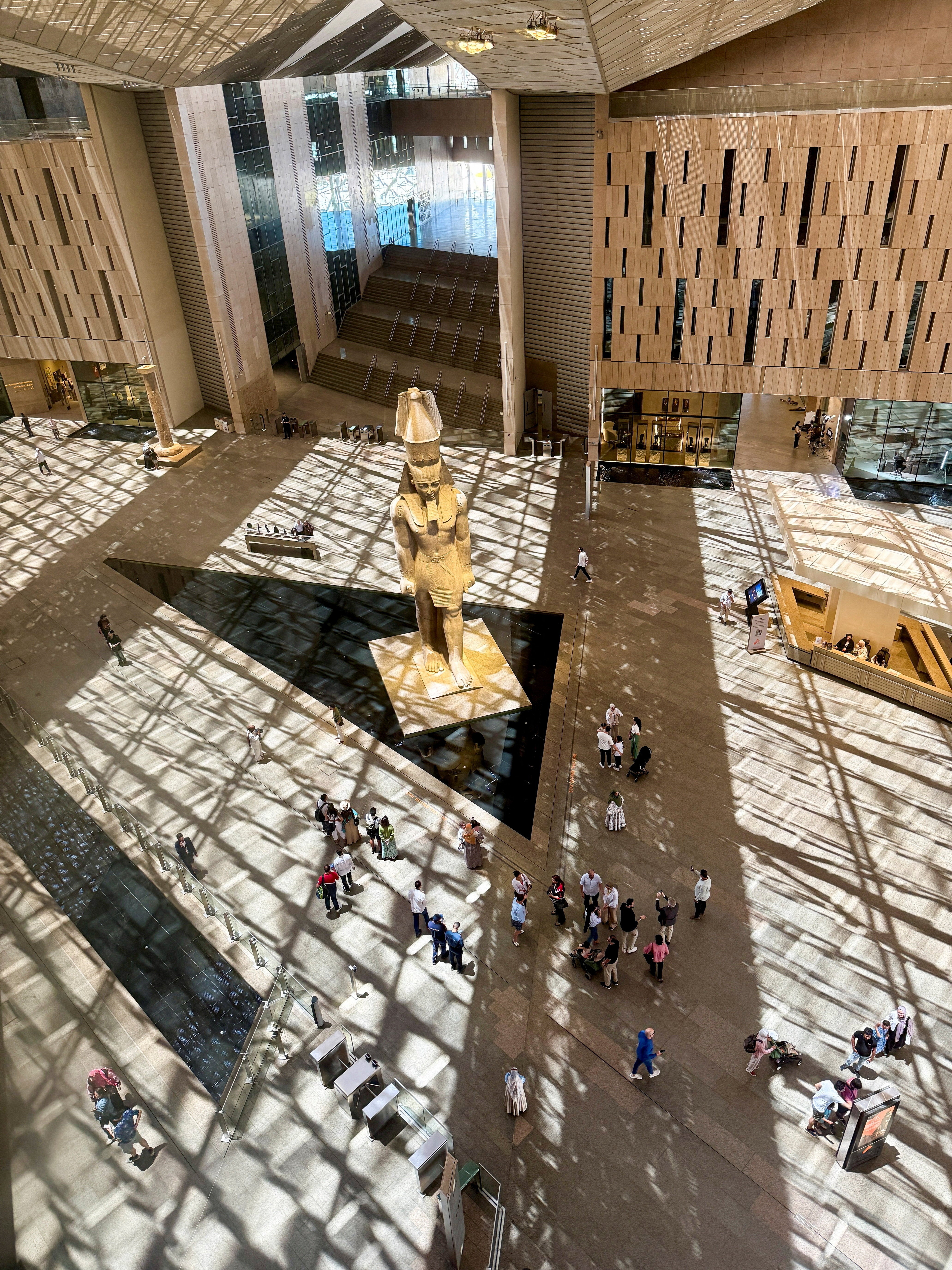 Desde los pisos superiores se aprecia el enorme espacio dedicado al atrio del GEM, de proporciones faraónicas
