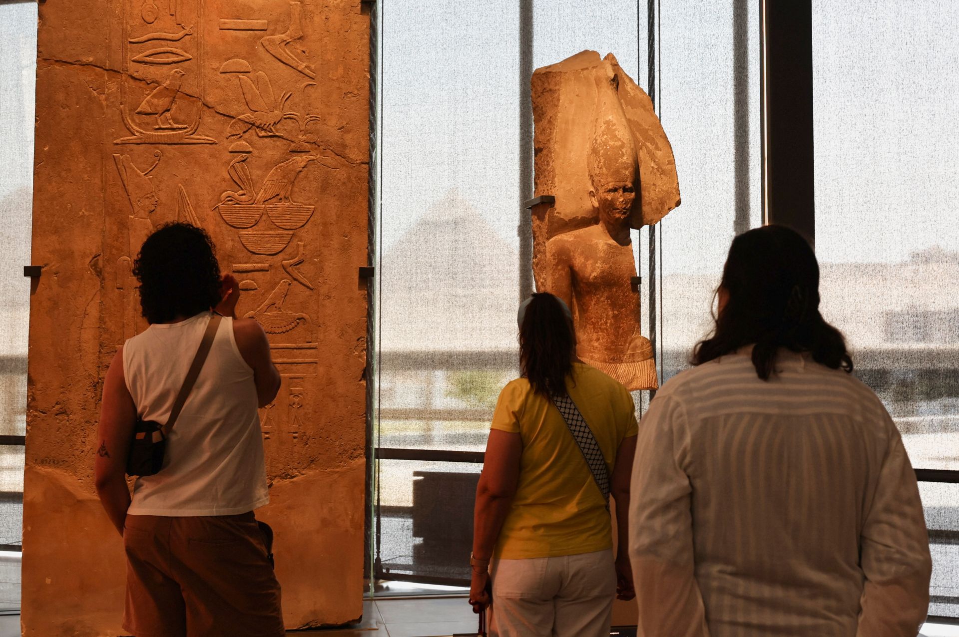 Estelas y esculturas a la altura de las pirámides ofrecen singulares vistas a la civilización egipcia