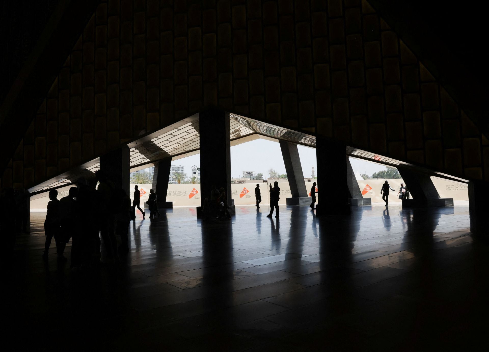 El GEM ha obligado a renovar las carreteras que conducen al museo. Se ha reubicado la entrada a las pirámides de Giza y se construido un nuevo aeropuerto a unos 25 kilómetros 