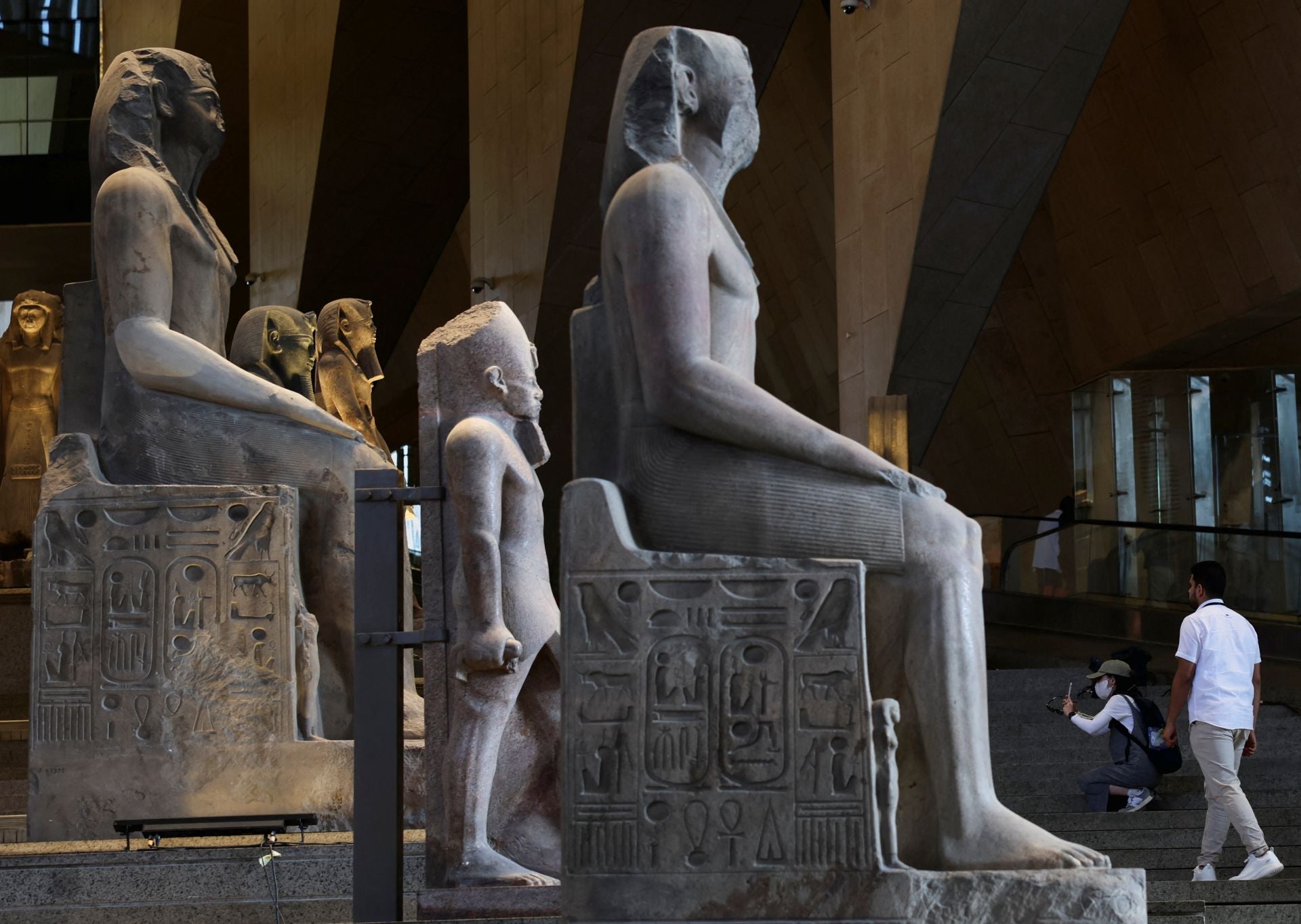 Desde que el Gran Museo Egipcio entreabrió sus puertas en 2018, dando a conocer la entrada del edificio, con su gigantesco atrio y su escalinata, la expectación no ha dejado de crecer entre los egiptólogos y los turistas que acuden a Egipto
