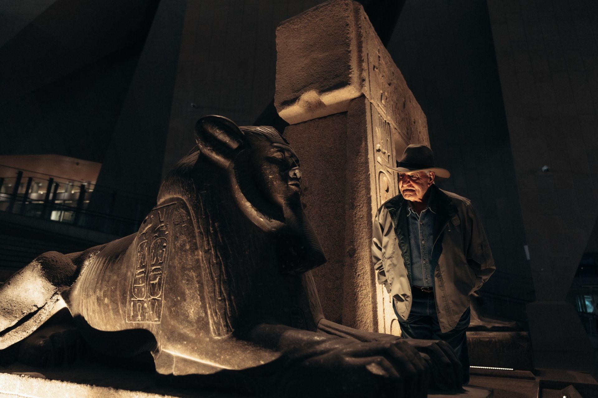 El famoso egiptólogo Zahi Hawass, miembro de la Junta Directiva del Gran Museo Egipcio, asegura que la apertura será «un momento histórico para Egipto, y para el mundo». Mientras Egipto se prepara para dar la bienvenida a reyes, reinas y presidentes de todo el mundo, «el museo se mantiene como una puerta de entrada a la historia de nuestra civilización. La estatua de Ramses II guarda su entrada e invita a cada invitado a un viaje a través del tiempo. Dentro de sus muros, el museo da vida a la historia: los tesoros de Tutankamón finalmente se han reunido, el barco solar de Khufu se revela en todo su esplendor, y el legado de la reina Hetepheres brilla como nunca antes. Más que una colección de artefactos extraordinarios, la GEM es la promesa de Egipto al mundo—un recordatorio de que la historia puede unirnos, inspirarnos y guiar a las generaciones que aún están por venir», ha compartido el exministro en sus redes sociales.