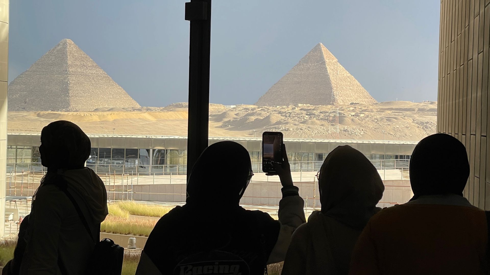 Desde los amplios ventanales, el GEM ofrece unas espectaculares vistas a las cercanas pirámides de Keops, Kefrén y Micerinos 
