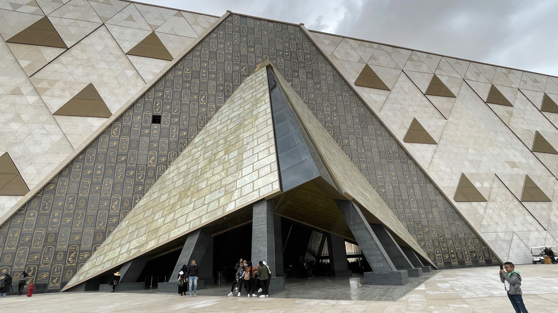 Situado a apenas dos kilómetros de las pirámides de Giza, la estructura triangular del GEM diseñada por el estudio irlandés Heneghan Peng Architects imita los cercanos monumentos funerarios de Keops, Kefrén y Micerinos. De ahí que este imponente edificio que ocupa una superficie total de 480.000 metros cuadrados ya haya sido bautizado como la 'cuarta pirámide' de la meseta
