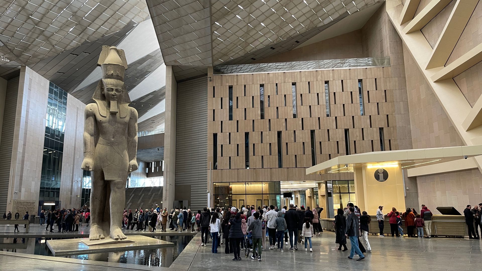Una colosal estatua de granito de 11 metros de altura del faraón Ramsés II 'el Grande', ya icónica, saluda a los visitantes en el amplio atrio del GEM. Descubierta en 1820 cerca de un templo en la antigua Menfis, al sur de El Cairo, estuvo en la plaza de Ramsés de la capital egipcia y fue trasladada hasta el Gran Museo en 2018 en una procesión que acaparó la atención del mundo.