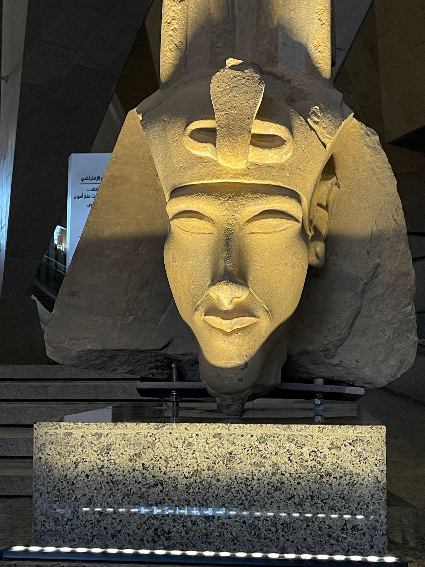 La cabeza de una de las estatuas colosales del faraón Akenatón que originalmente se colocaron frente a un templo dedicado a Aton permite observar el diferente estilo artístico de Amarna en esos históricos años de monoteísmo egipcio. 