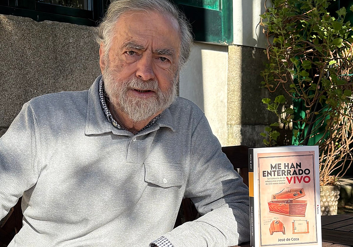 El periodista y escritor José de Cora, junto a su obra 'Me han enterrado vivo'
