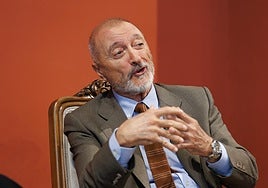 Arturo Pérez-Reverte critica al Congreso por querer regular el uso de la palabra cáncer