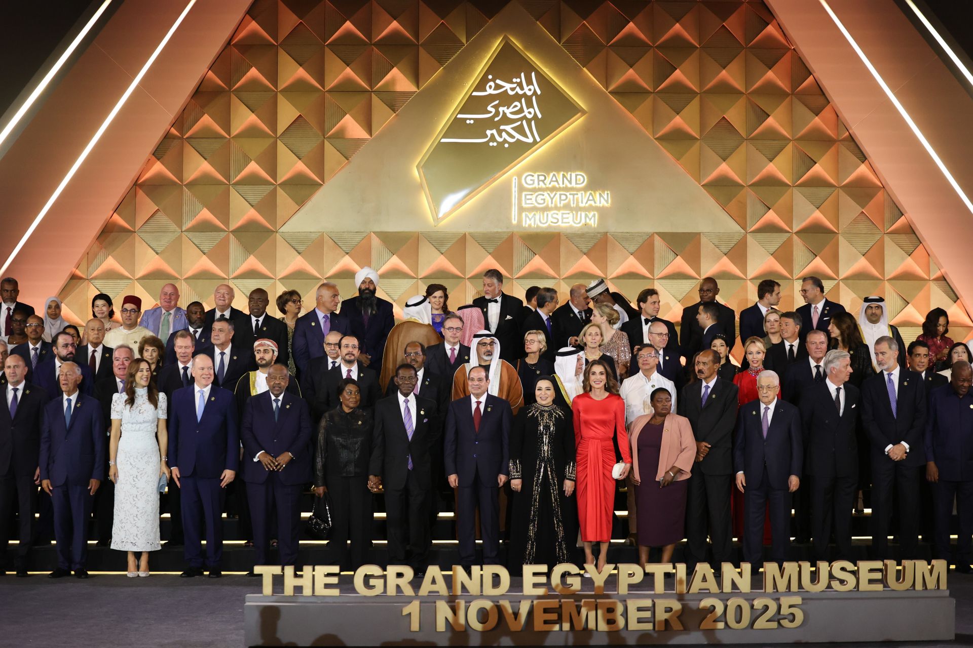 Foto de familia de los mandatarios que han acudido a la inauguración del Gran Museo Egipcio