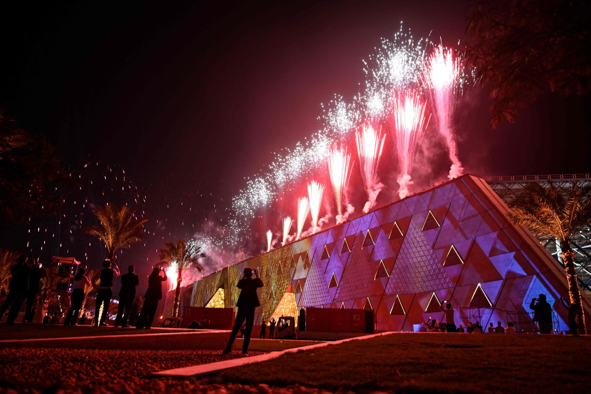 Un espectáculo de fuegos artificiales durante la inauguración del Gran Museo Egipcio