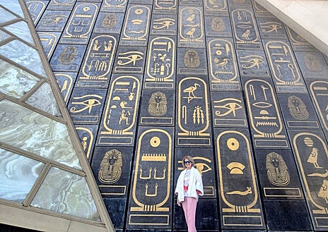 Imagen secundaria 1 - Carmen Pérez Die, ante los vasos canopos de Heracleópolis Magna que descubrió el equipo español, en el exterior del GEM y ante la Triada de Ramsés que fue encontrada en el templo de Heryshef, donde han realizado las últimas excavaciones