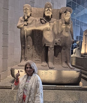 Imagen secundaria 2 - Carmen Pérez Die, ante los vasos canopos de Heracleópolis Magna que descubrió el equipo español, en el exterior del GEM y ante la Triada de Ramsés que fue encontrada en el templo de Heryshef, donde han realizado las últimas excavaciones