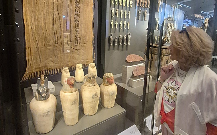 Imagen principal - Carmen Pérez Die, ante los vasos canopos de Heracleópolis Magna que descubrió el equipo español, en el exterior del GEM y ante la Triada de Ramsés que fue encontrada en el templo de Heryshef, donde han realizado las últimas excavaciones