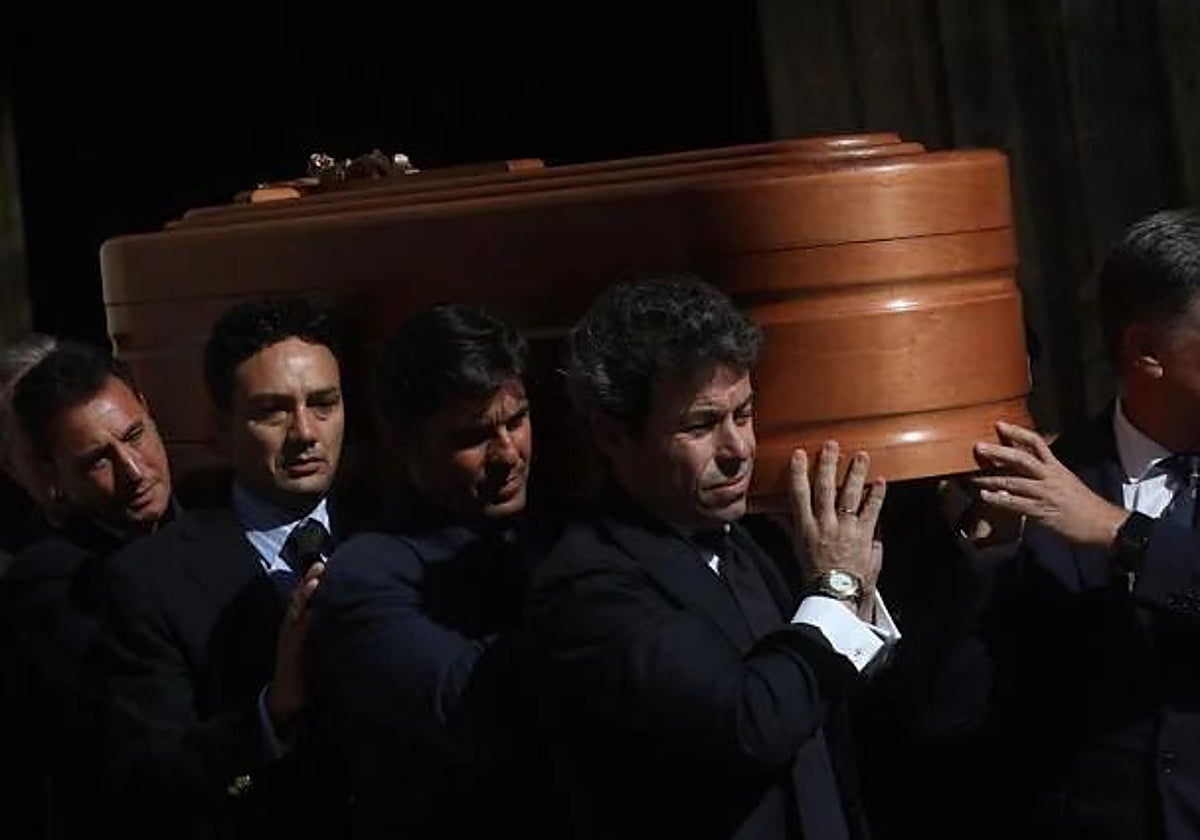 Fran Rivera portando el féretro de Rafael de Paula