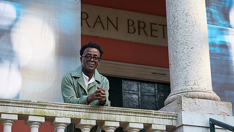 John Akomfrah:  «Escuchar tu pasado es un buen ejercicio»