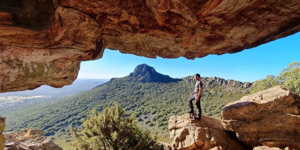 El descubridor de más de 160 nuevas pinturas rupestres en Badajoz