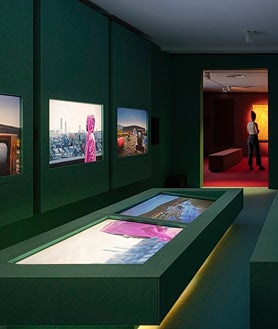 Imagen secundaria 2 - En las imágenes, detalles del montaje de 'Listening All Night tl the Rain' en el Museo Thyssen