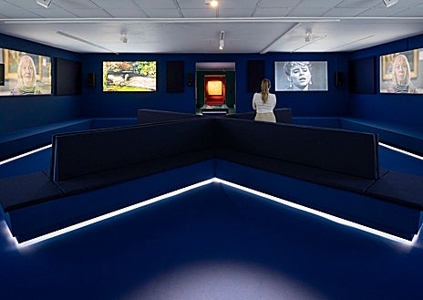 Imagen secundaria 1 - En las imágenes, detalles del montaje de 'Listening All Night tl the Rain' en el Museo Thyssen