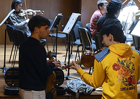İkincil resim 1 - Provalar sırasında Reina Sofia Müzik Yüksek Okulu orkestrasının gençleri