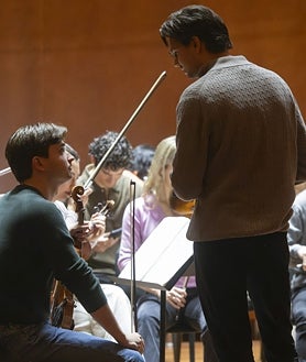 İkincil resim 2 - Provalar sırasında Reina Sofia Müzik Yüksek Okulu orkestrasının gençleri