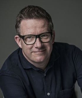 Imagem Secundária 2 – Duas cenas de O Lago dos Cisnes e seu criador Matthew Bourne.